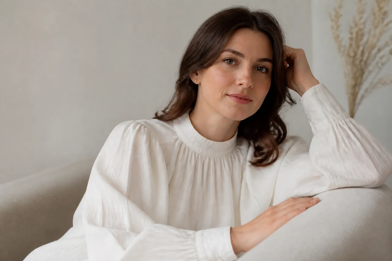 Femme en chemisier col montant léger, pour toutes les morphologies