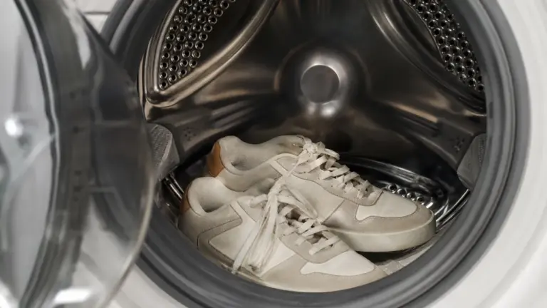 Laver des chaussures en machine sans les abîmer