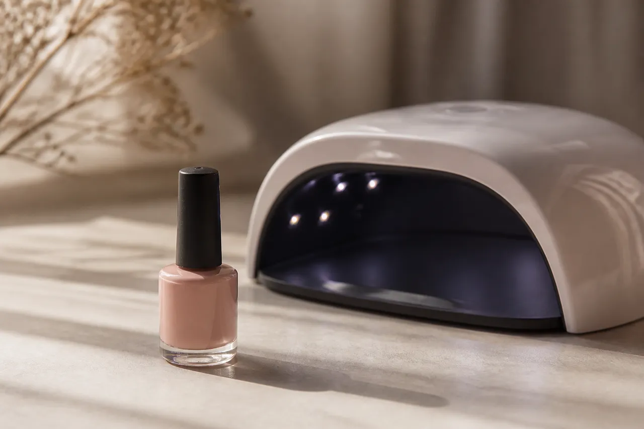 Vernis semi-permanent et lampe UV/LED pour une french manucure